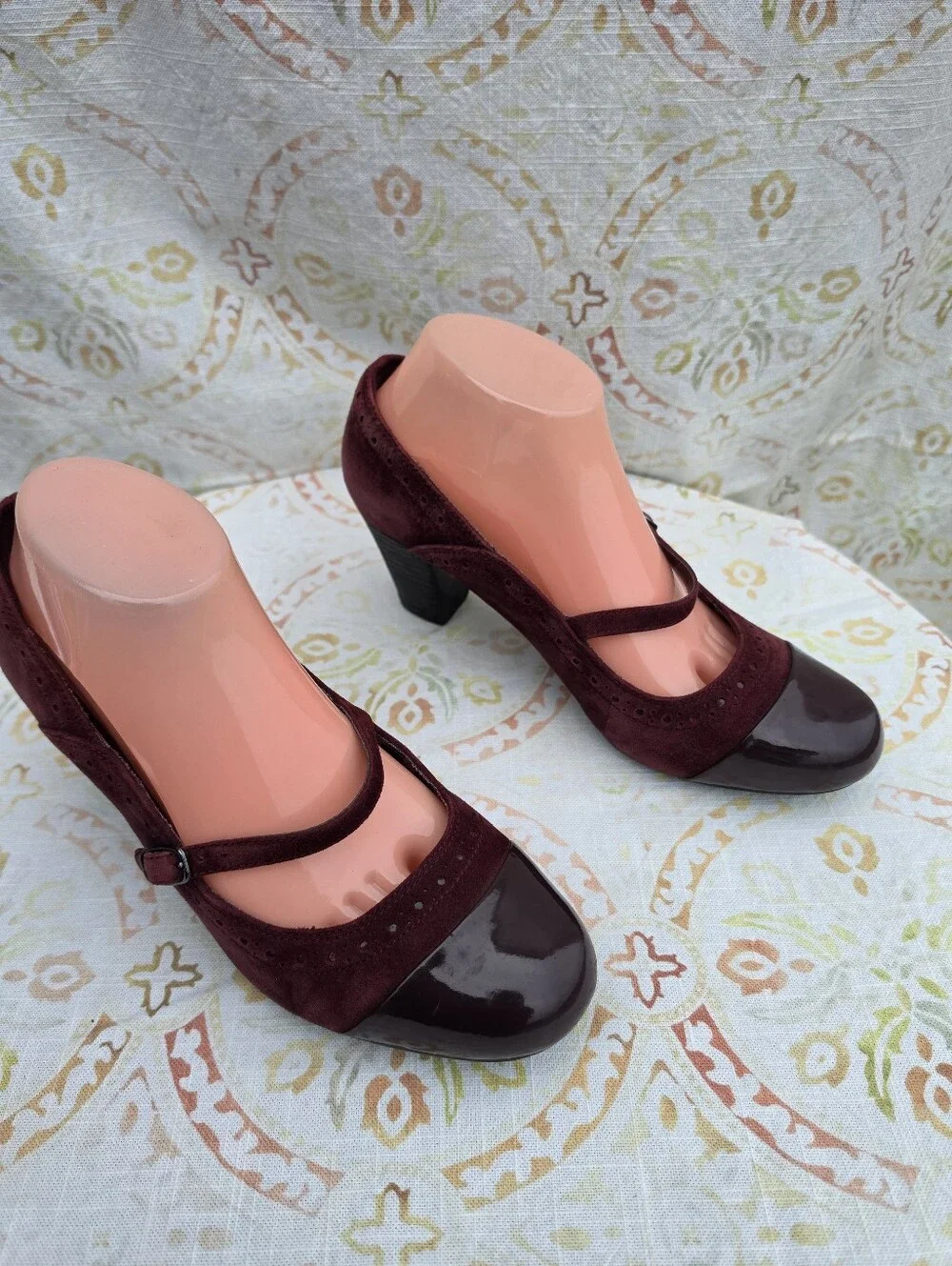 Clarks Artisan Women’s 8.5 Burgundy Suede Patent Cap Toe Mary Jane Heels
